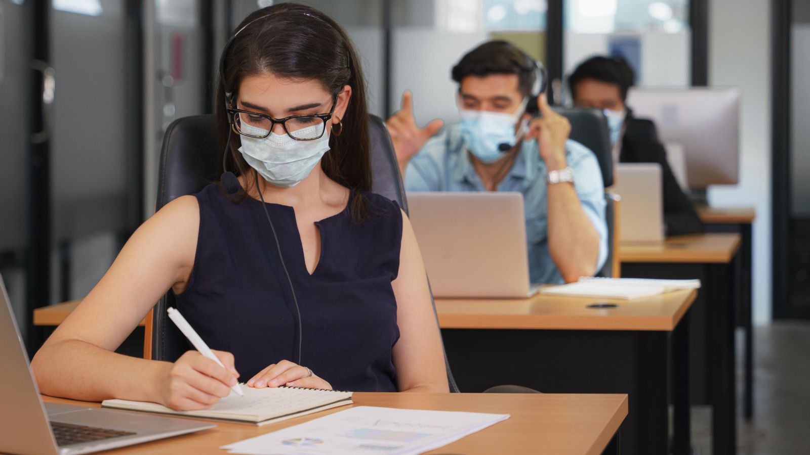 Persones treballant amb mascareta