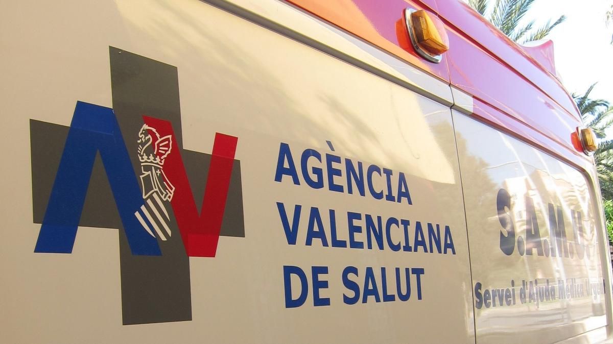 Una unitat del SAMU s'ha desplaçat fins el lloc on ha caigut el treballador que, finalment, ha mort Una unitat del SAMU s'ha desplaçat fins el lloc on ha caigut el treballador que, finalment, ha mort