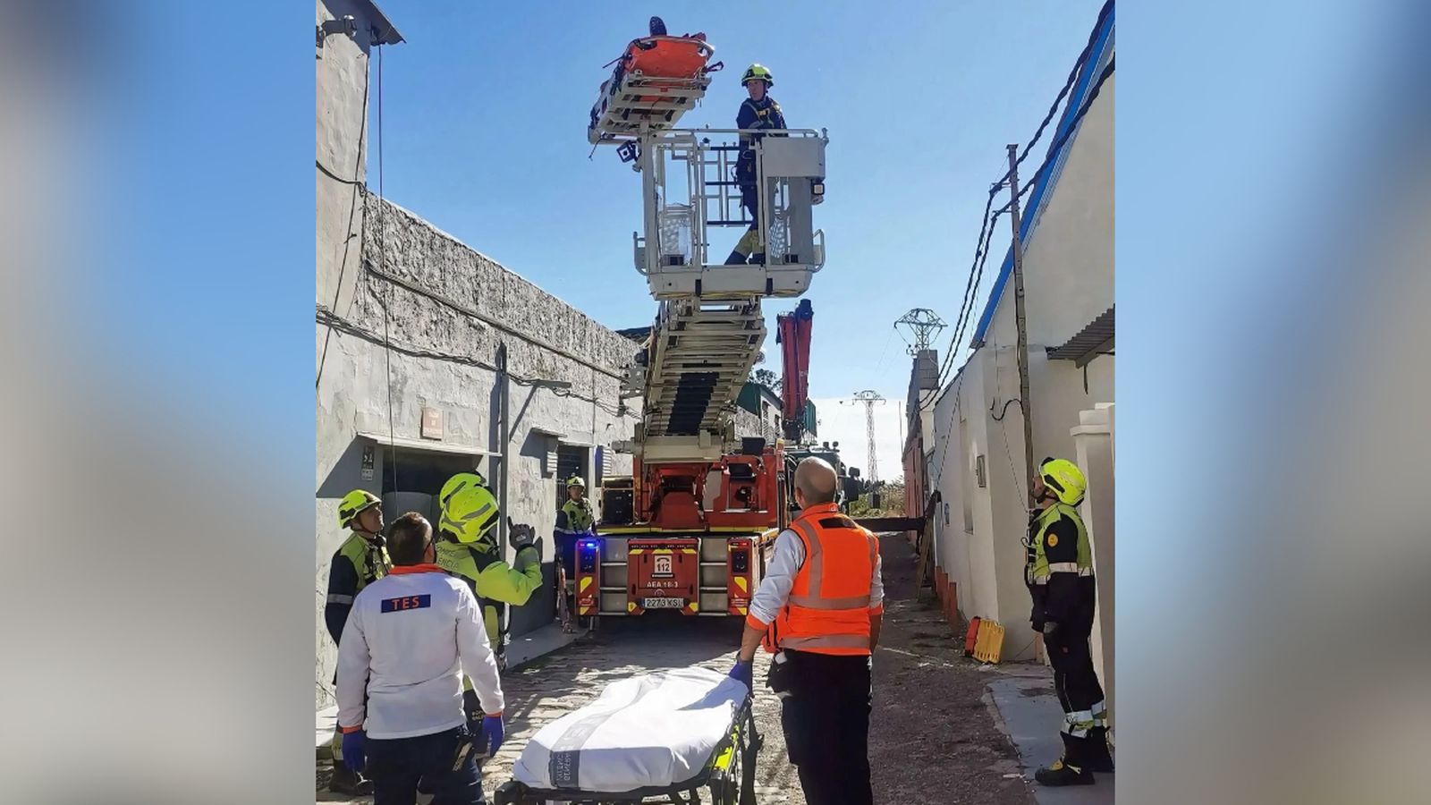 Els bombers rescaten els tres obrers ferits