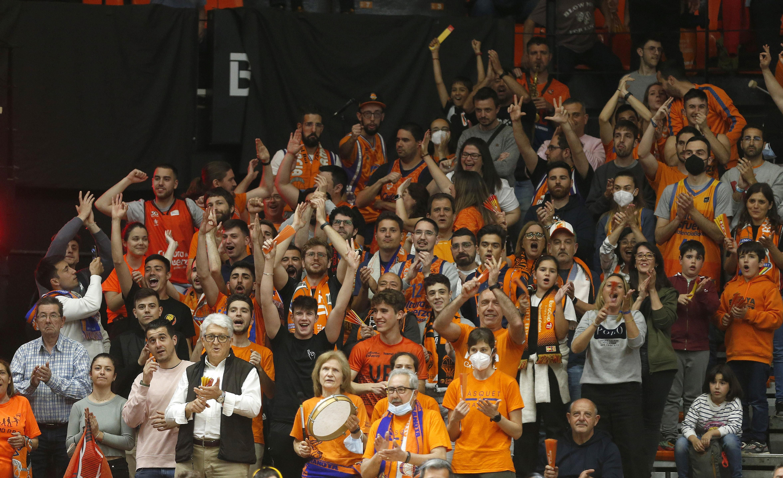 L'afició de la Fonteta celebra el pas a semifinals de l'Eurocup de l'equip taronja