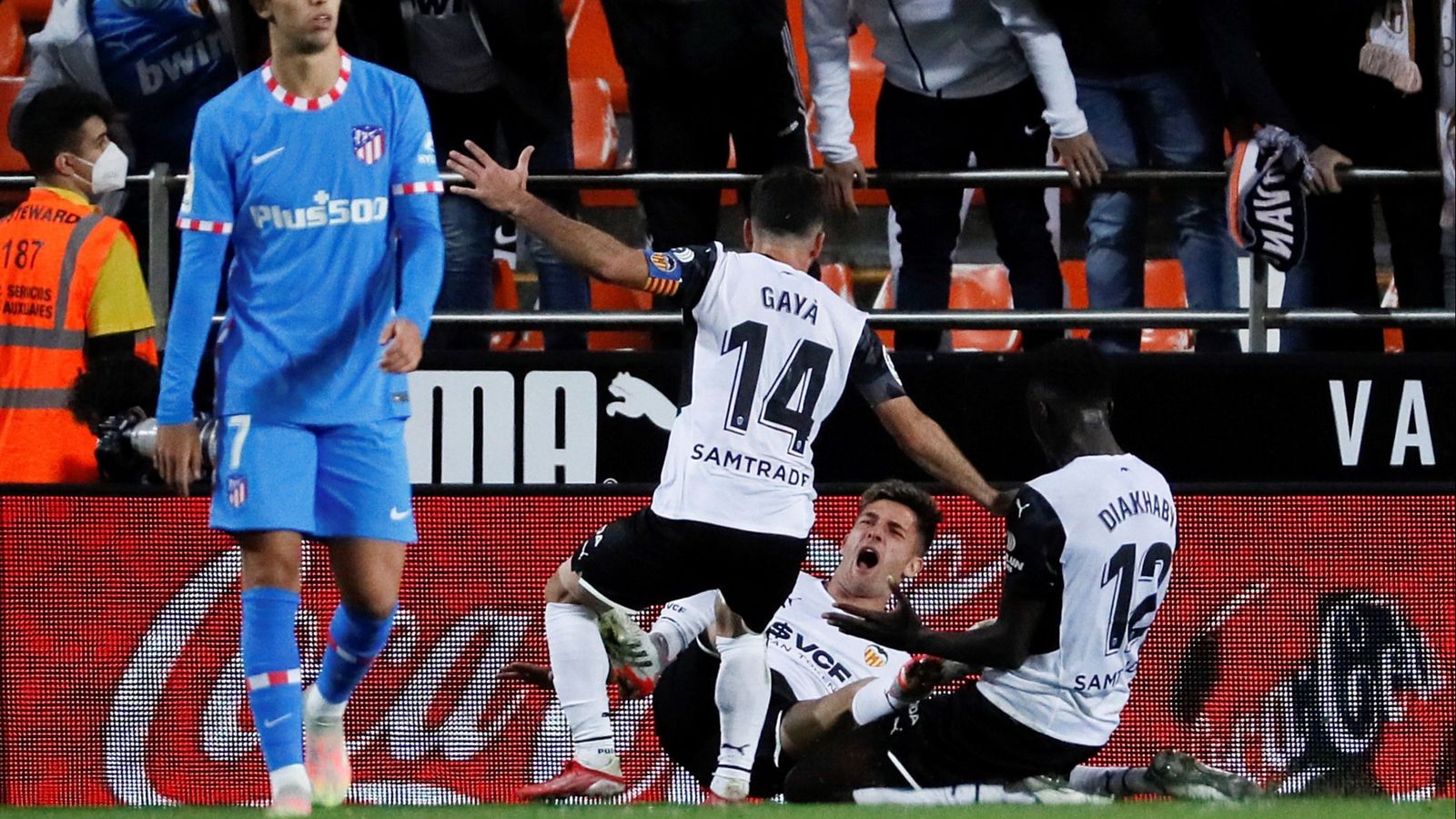 Els jugadors del València celebren un gol en el partit contra l'Atlètic de Madrid