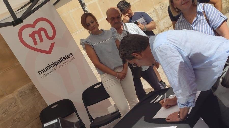 Jorge Rodríguez signa la petició Jorge Rodríguez signa la petició