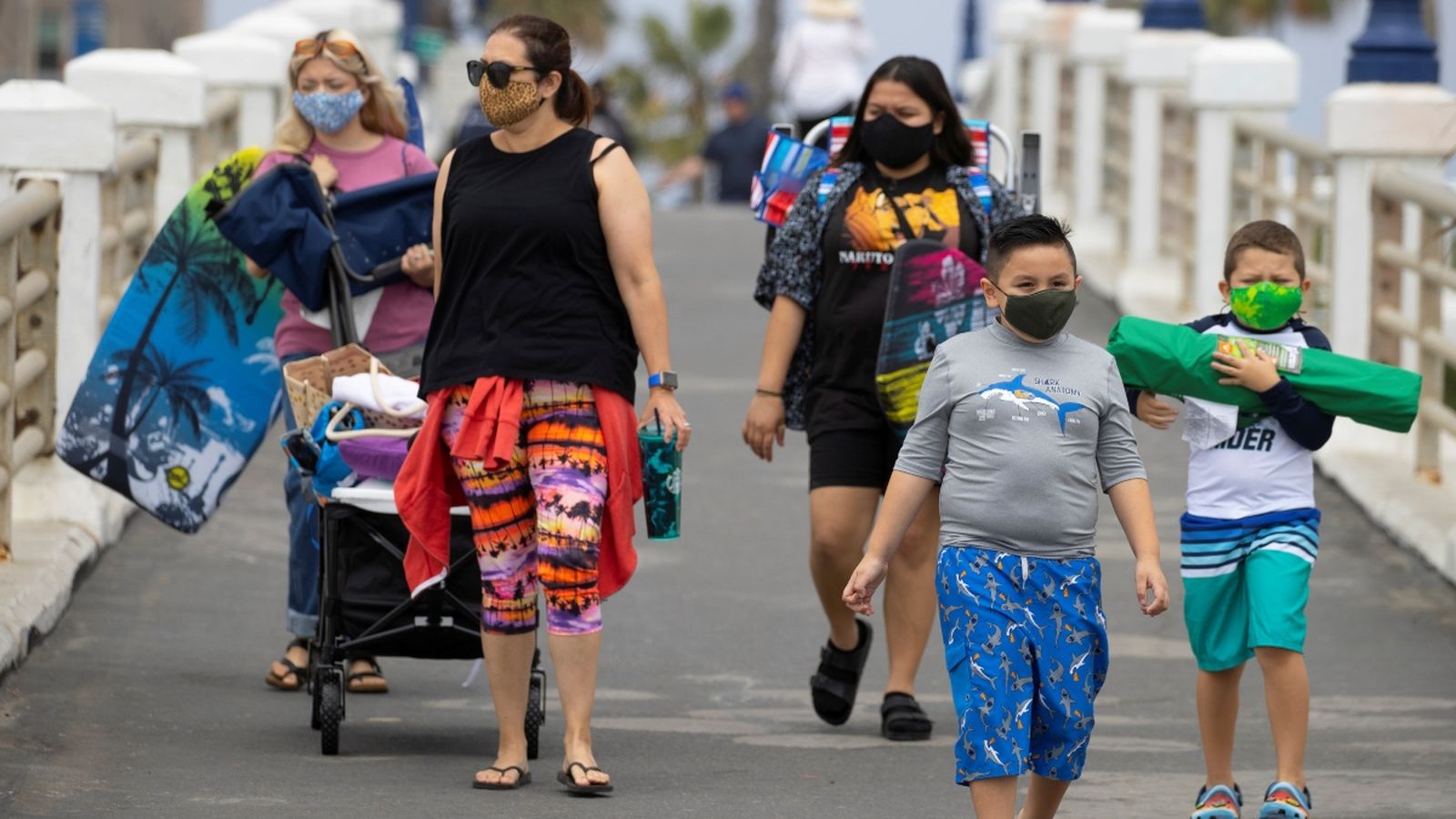 Una família arriba a la platja d’Oceanside, a California, el passat 22 de juny