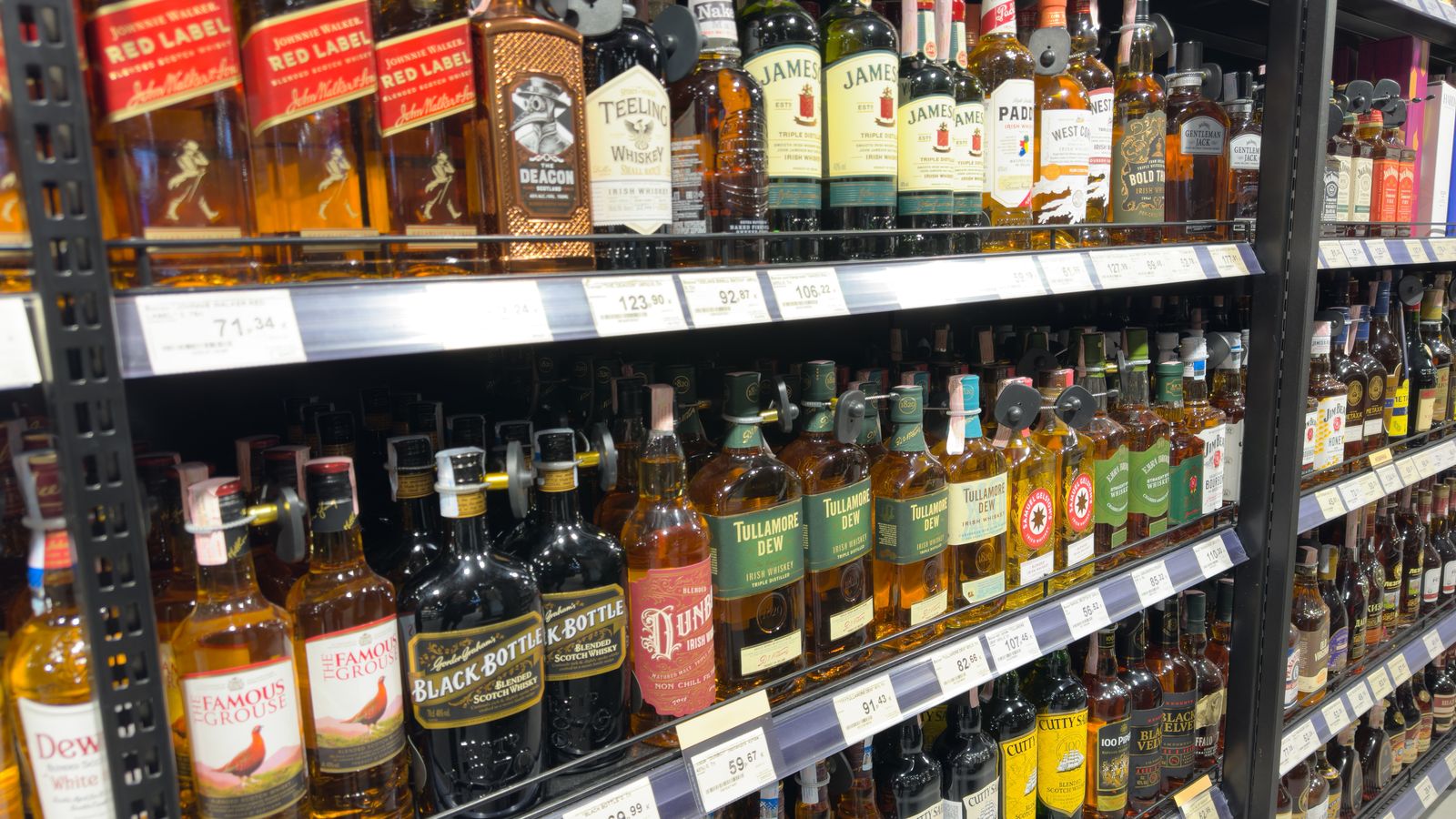 Botelles de wisky en un supermercat