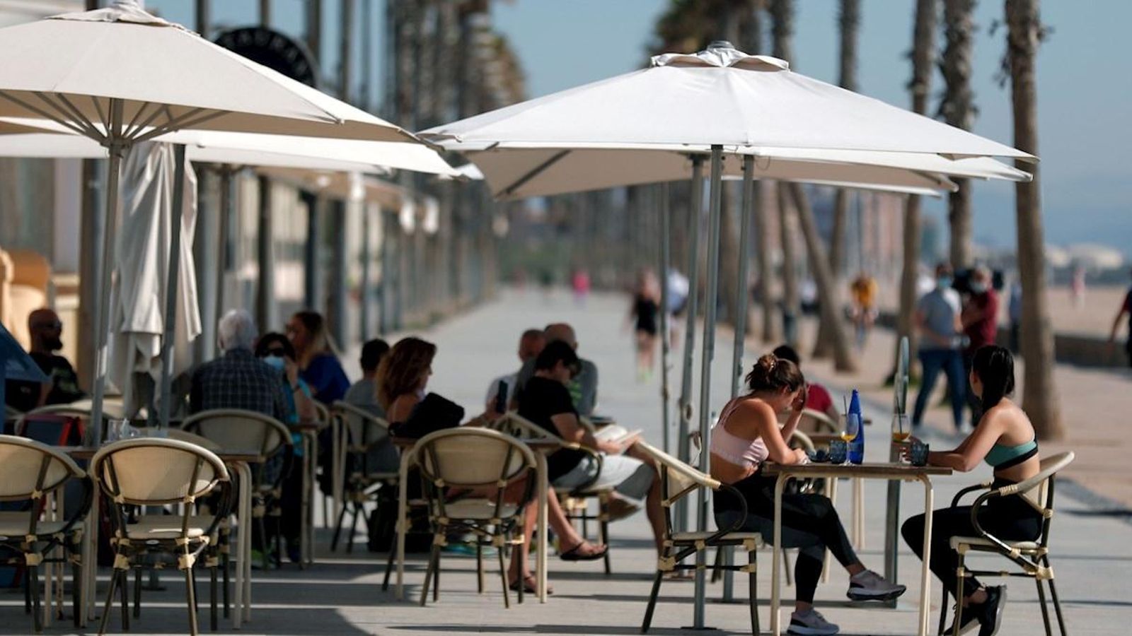 En la imatge, clients a les terrasses de la platja de la Malva-rosa de València, a primera hora del dilluns