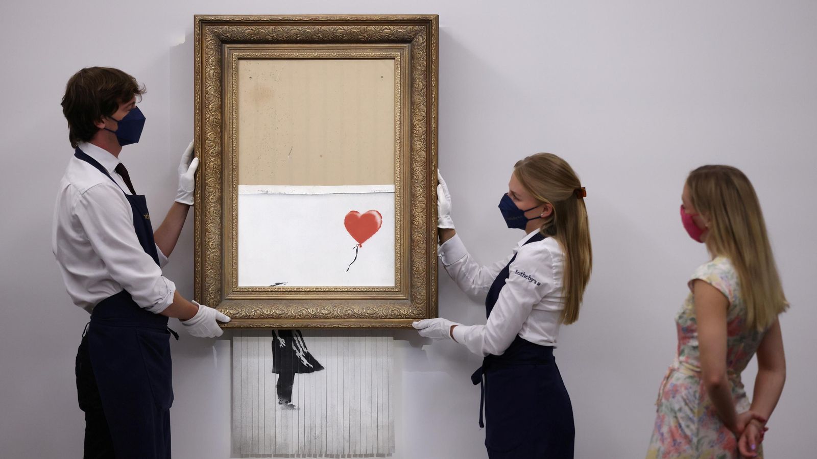 Personal de Shotheby's mostren les restes de l'obra, que s'han valorat vint vegades més que la creació original