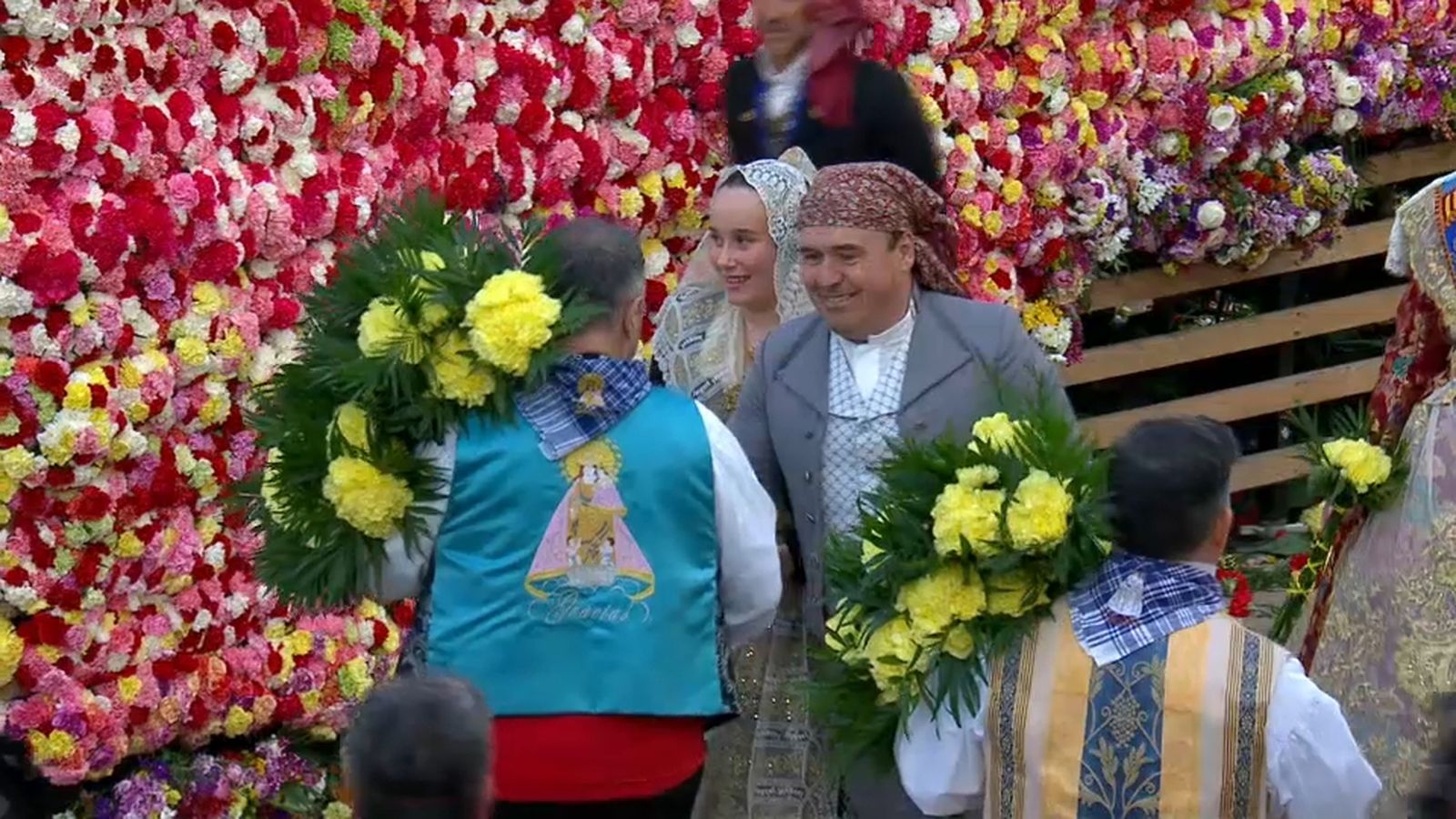 El president i la seua filla davall del mantell de flors de la Mare de Déu dels Desemparats