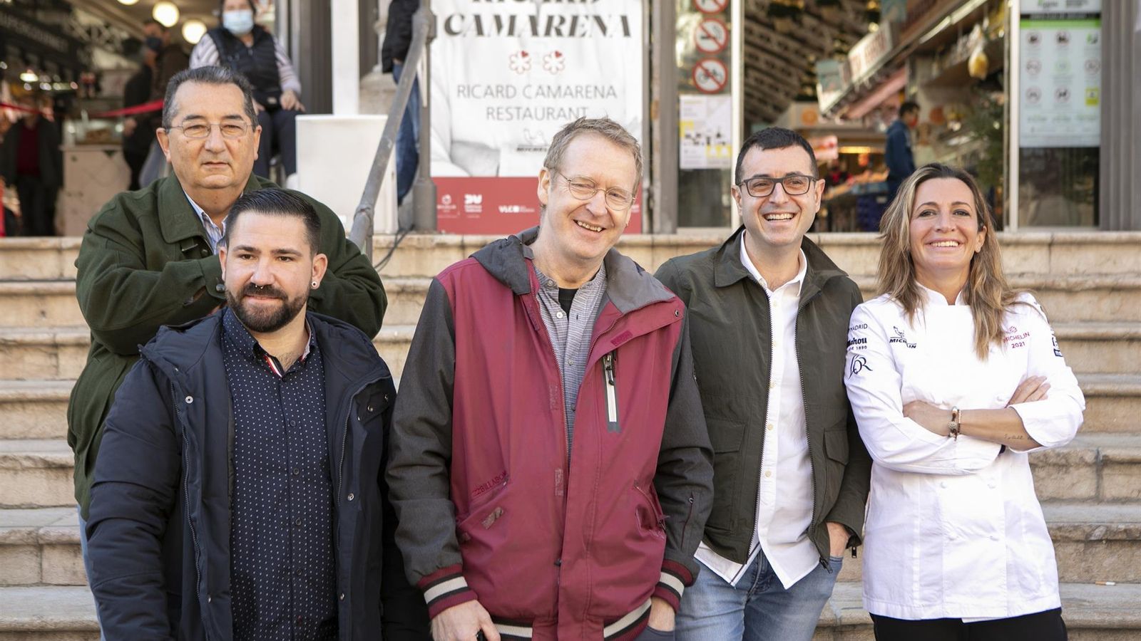 Alguns Michelín amb estrela posen davant del Mercat Central de València Els Michelín amb estrela posen davant del Mercat Central de València
