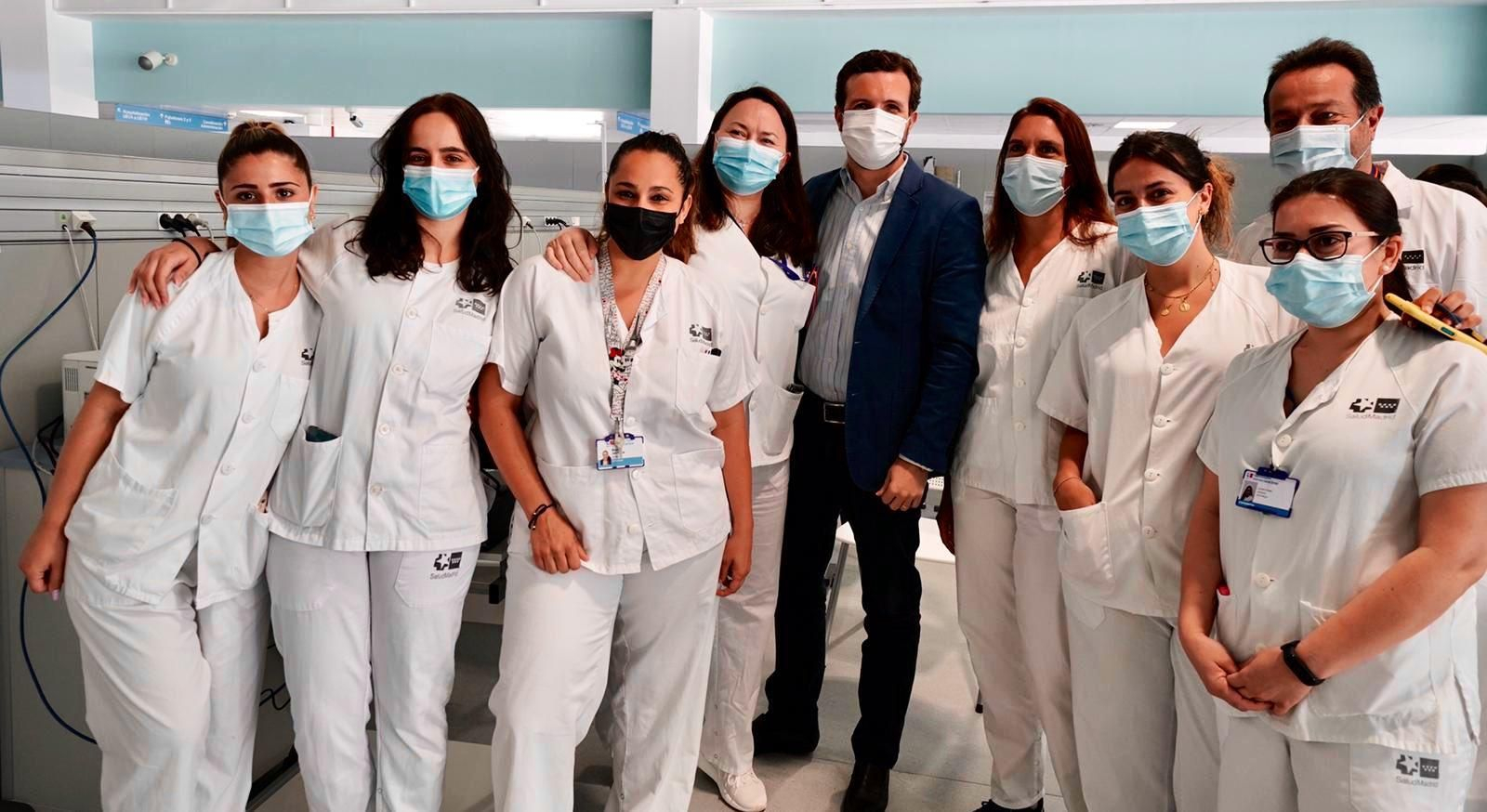 Pablo Casado posa amb diversos sanitaris de l'Hospital Zendal de Madrid