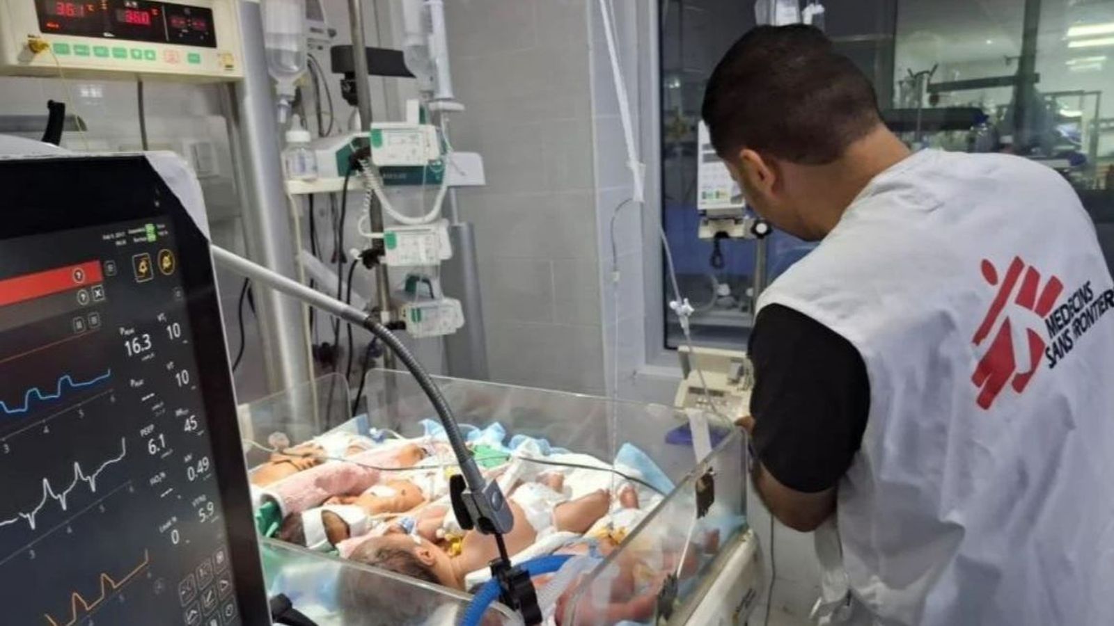 Un voluntari de MSF atén diversos bebés que compateixen incubadora en la UVI neonatal de l'hospital Al Helou, al nord de Gaza
