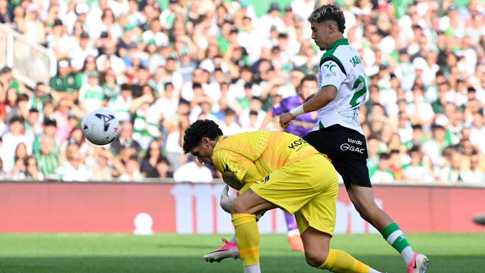 Dituro, en l'acció que ha suposat el primer gol del Racing