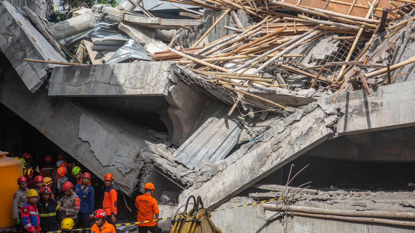 Els equips de rescat busquen supervivents entre les runes d’un edifici col·lapsat en una escola islàmica d’internat a Sidoarjo, a l’est de Java, Indonèsia