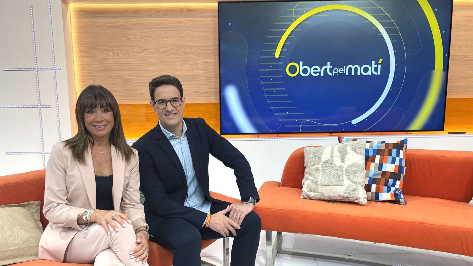Clara Castelló i Juanma Melero en el plató del nou programa