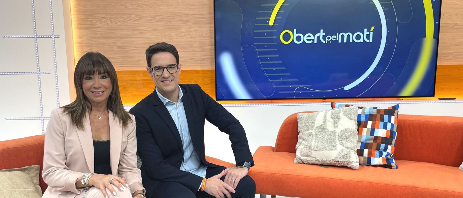 Clara Castelló i Juanma Melero en el plató del nou programa