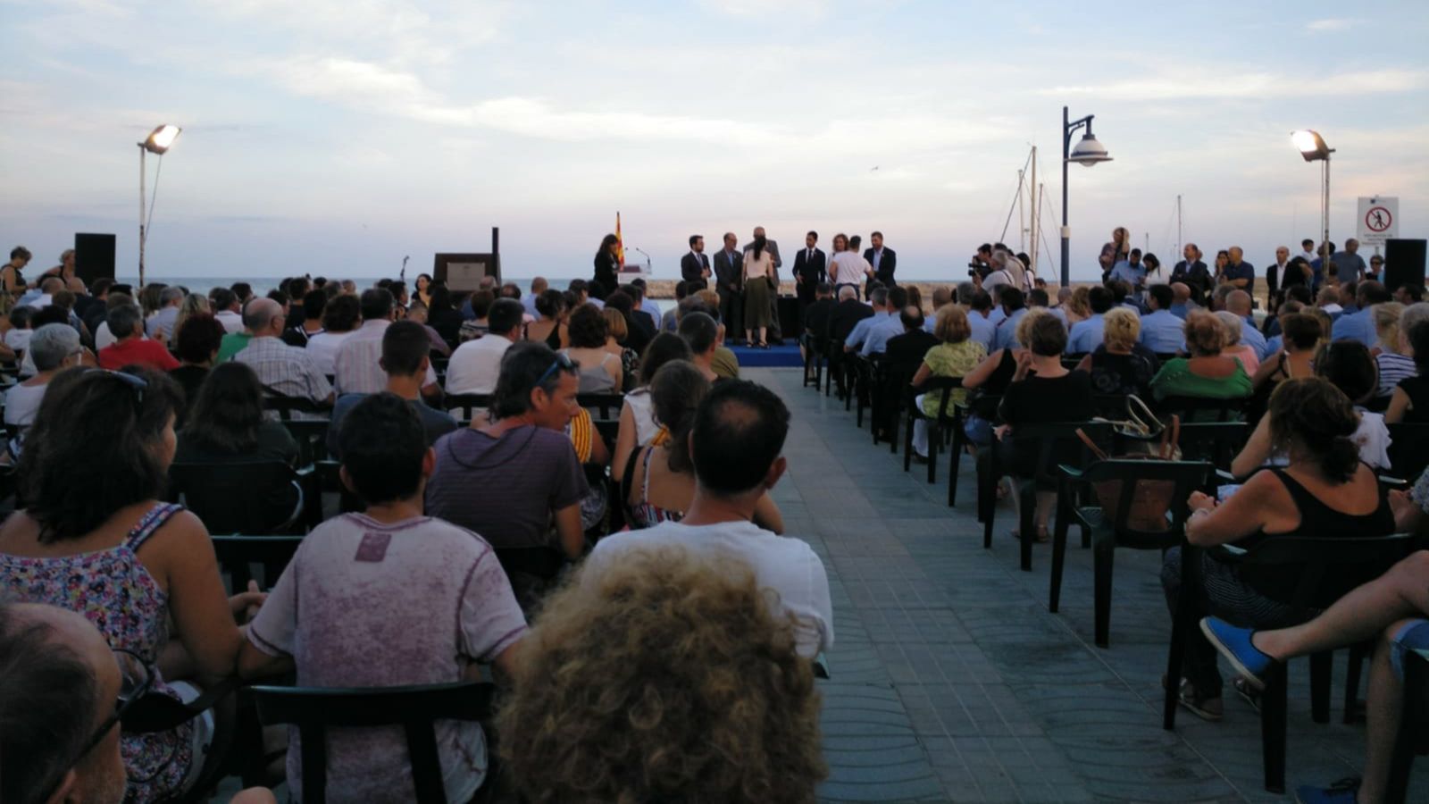 El mosaic de Miró de la Rambla comença a omplir-se de flors en record de les víctimes del 17A.