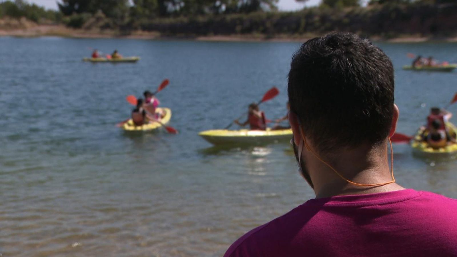 Xiquets i xiquetes gaudint en un campament d'estiu