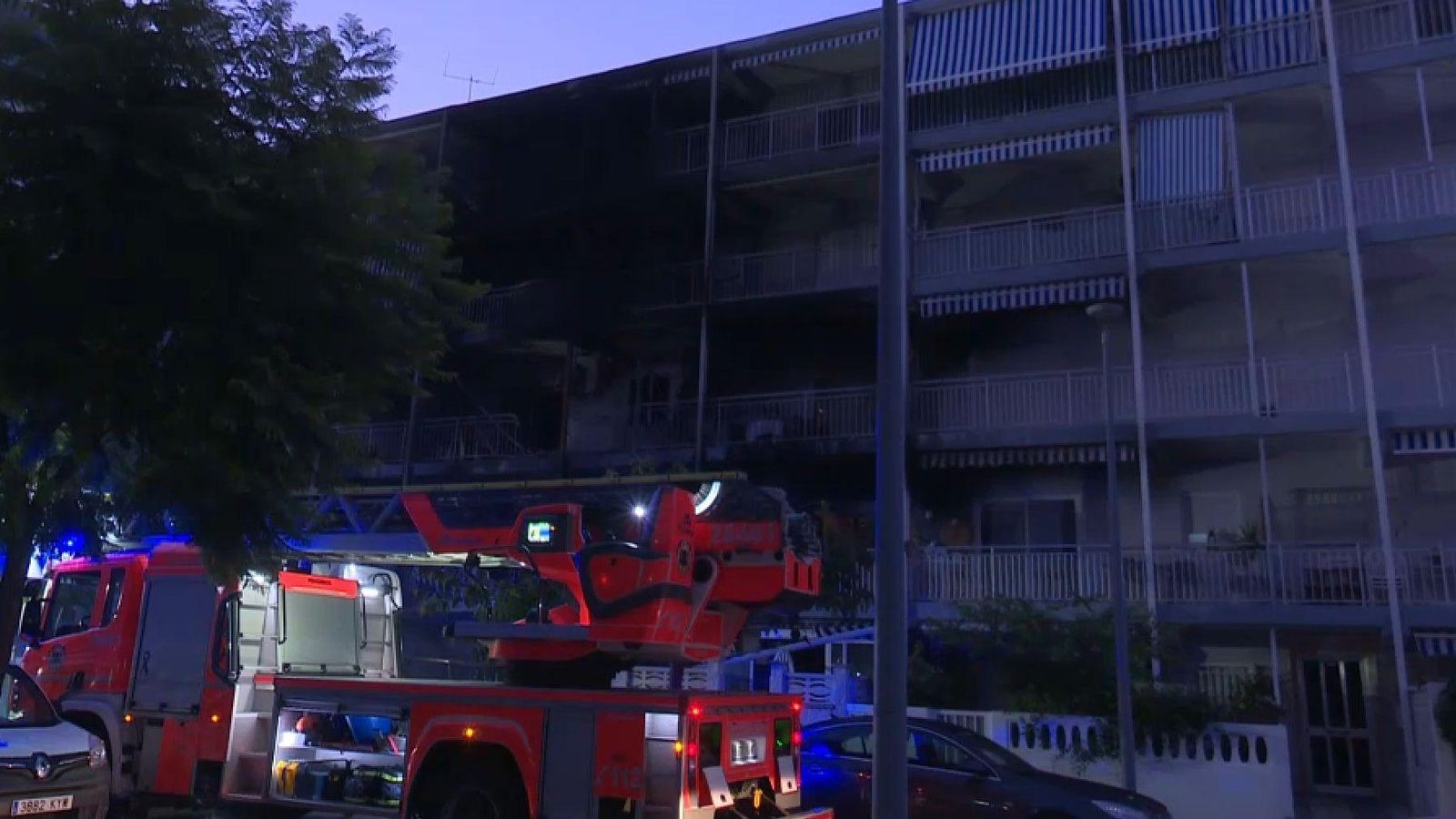 Incendi declarat a primera hora d'este divendres en un edifici de la platja de Gandia