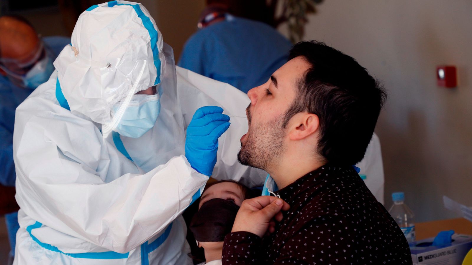 Sanitaris realitzen proves PCR