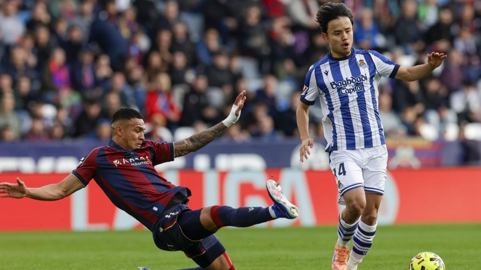 El granota Kervin Arriaga defensa Take Kubo, de la Reial Societat