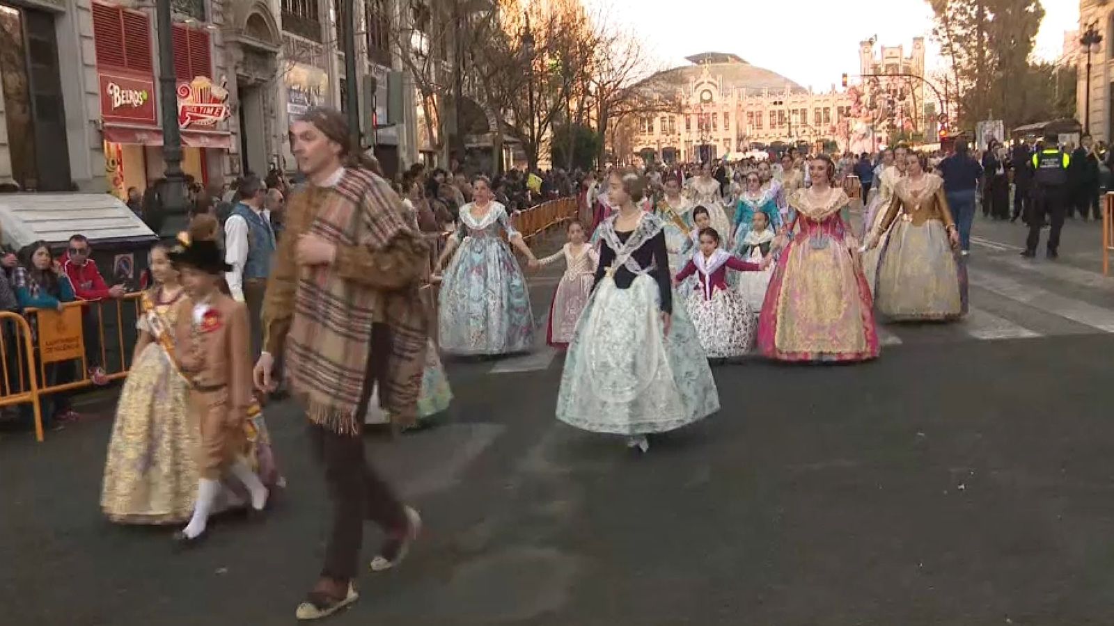 Una comissió infantil desfila de camí a la recollida de premis, un acte previst per al 16 de març