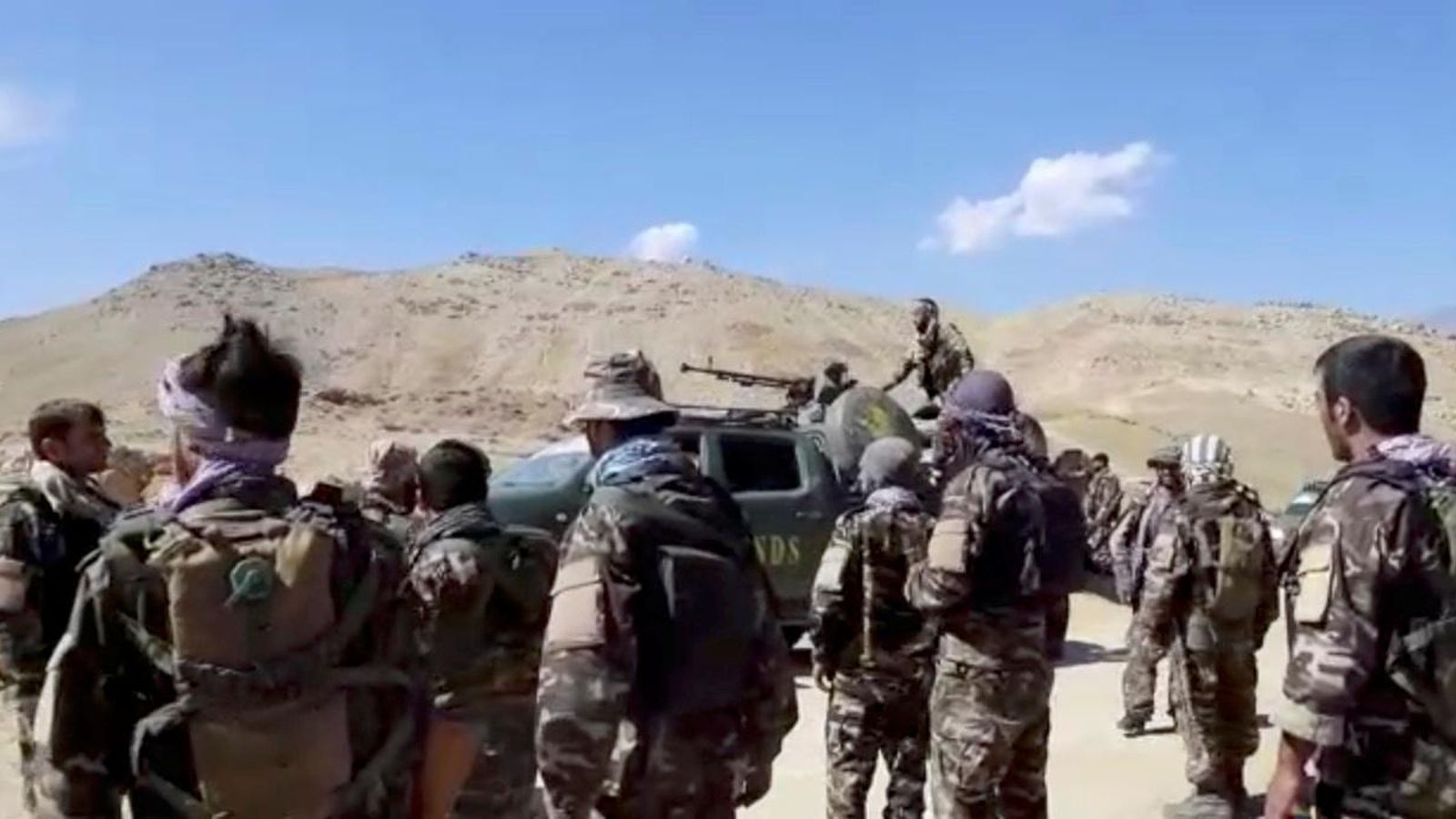 Un camió i combatents del Front Nacional de Resistència en una muntanya propera a la vall del Panjshir
