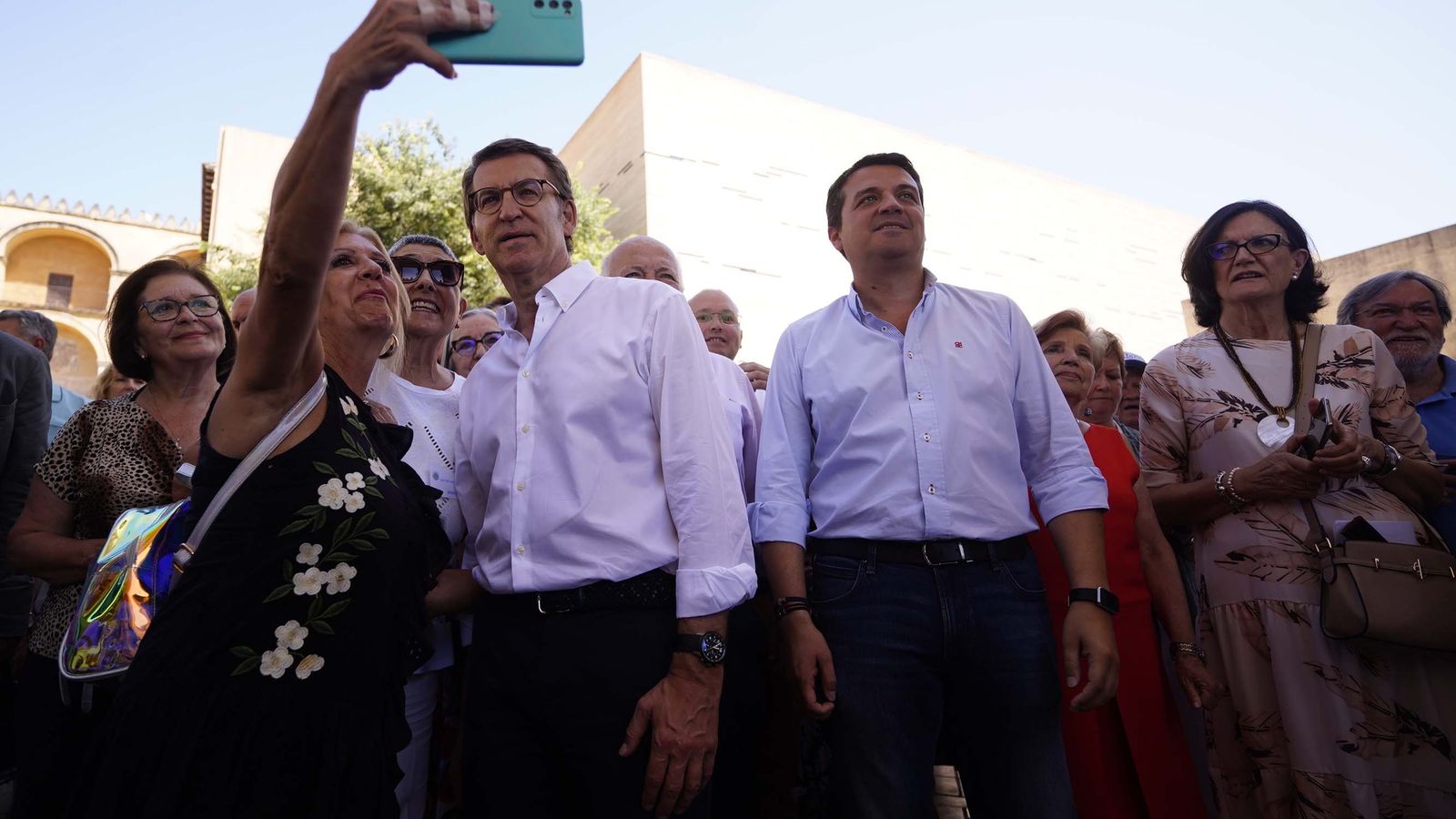 El president estatal del PP, Alberto Núñez Feijoó, participa en un acte electoral en Còrdova amb el candidat popular a la reelecció, Juanma Moreno