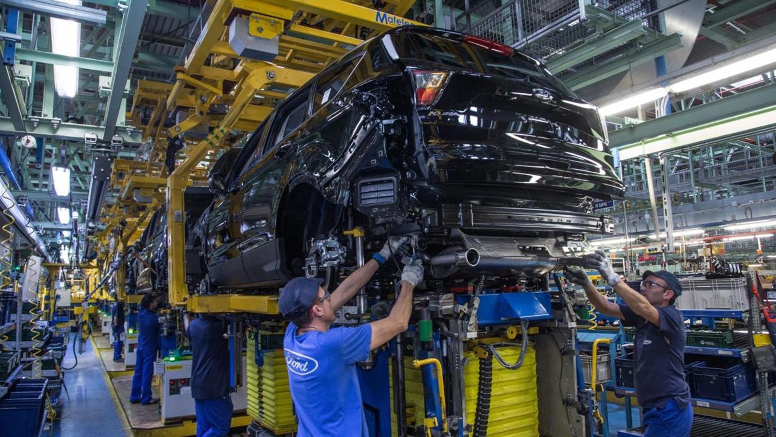 Un treballador de la cadena de producció de Ford Almussafes en una imatge d'arxiu