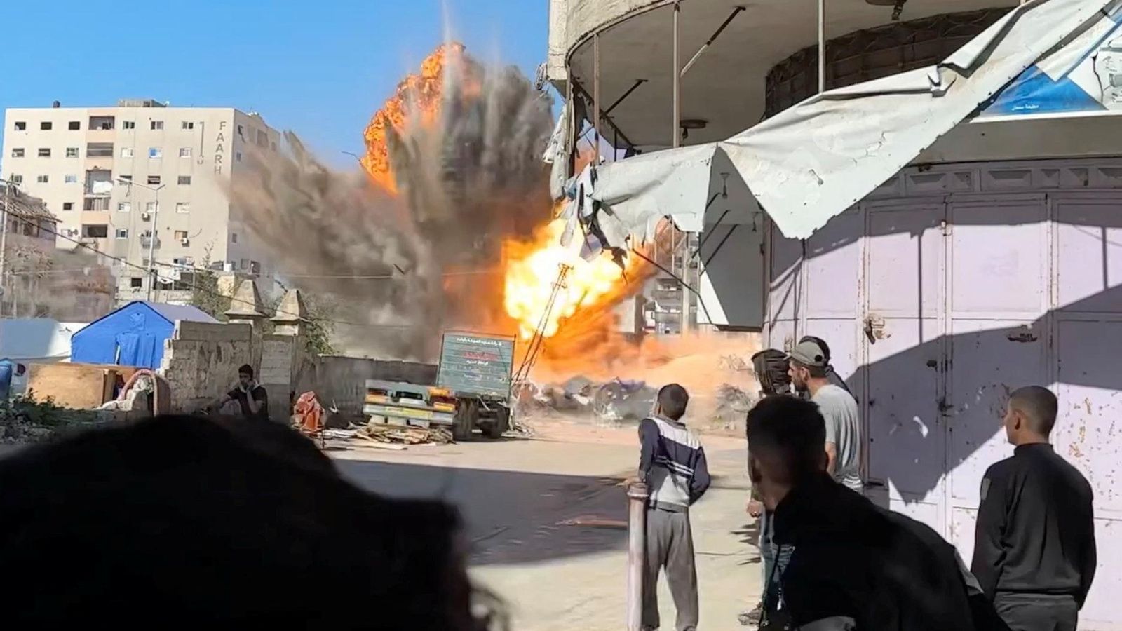 Una bomba israeliana explota a la ciutat de Gaza