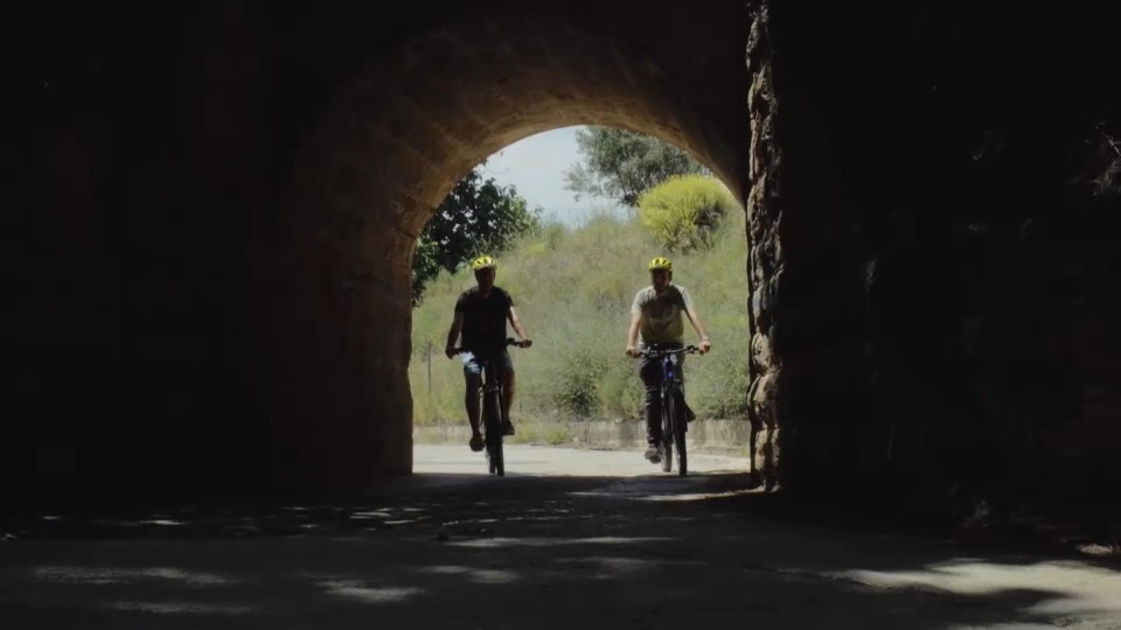 Dos ciclistes s'endinsen en un dels túnels de la ruta d'Ojos Negros, on es va perdre l'home de 72 anys via verda Ojos Negros en 'Terra viva'