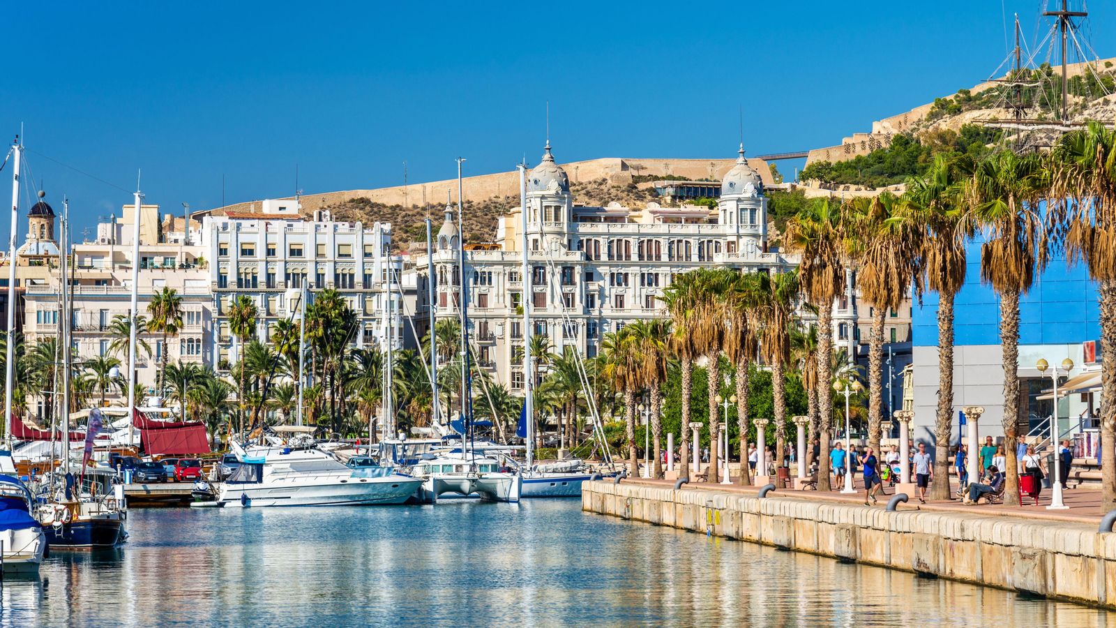 El cos s'ha localitzat prop d'una zona de restaurants que hi ha al port alacantí