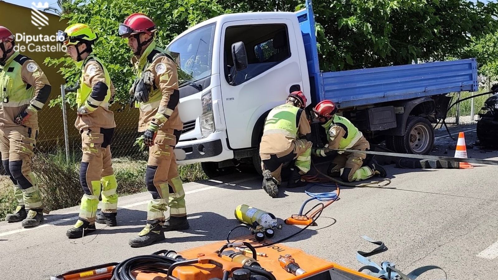 Els bombers del Consorci Provincial de Bombers de Castellójunt al camió implicant en l'accident