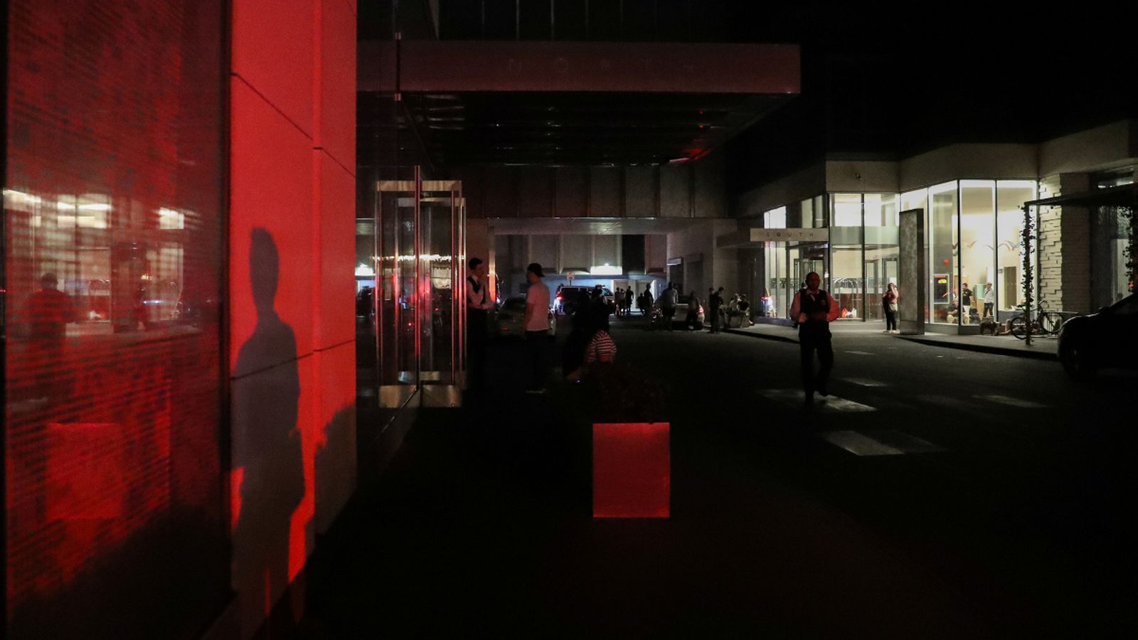 Gent fora de les seues vivendes prop de Times Square