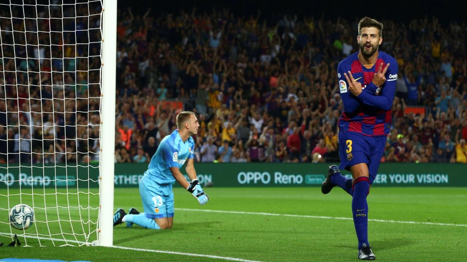 Piqué marca el segon del Barça davant la impotència de Cillessen Piqué marca el segon del Barça davant la impotència de Cillessen
