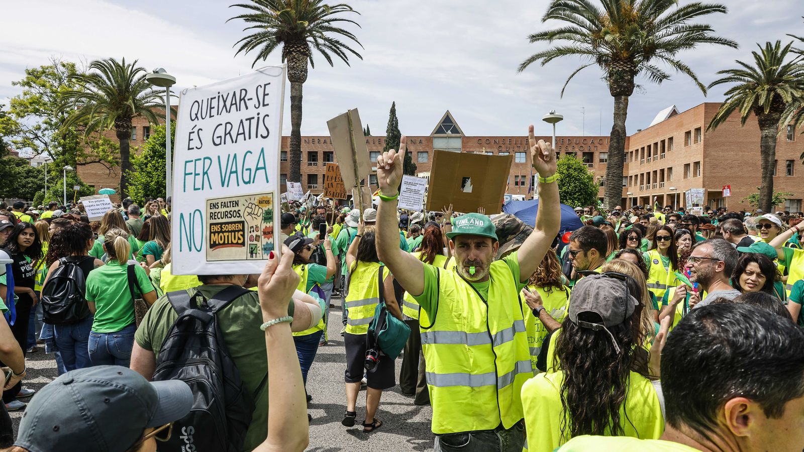 Concentració del professorat a les portes de la Conselleria d'Educació