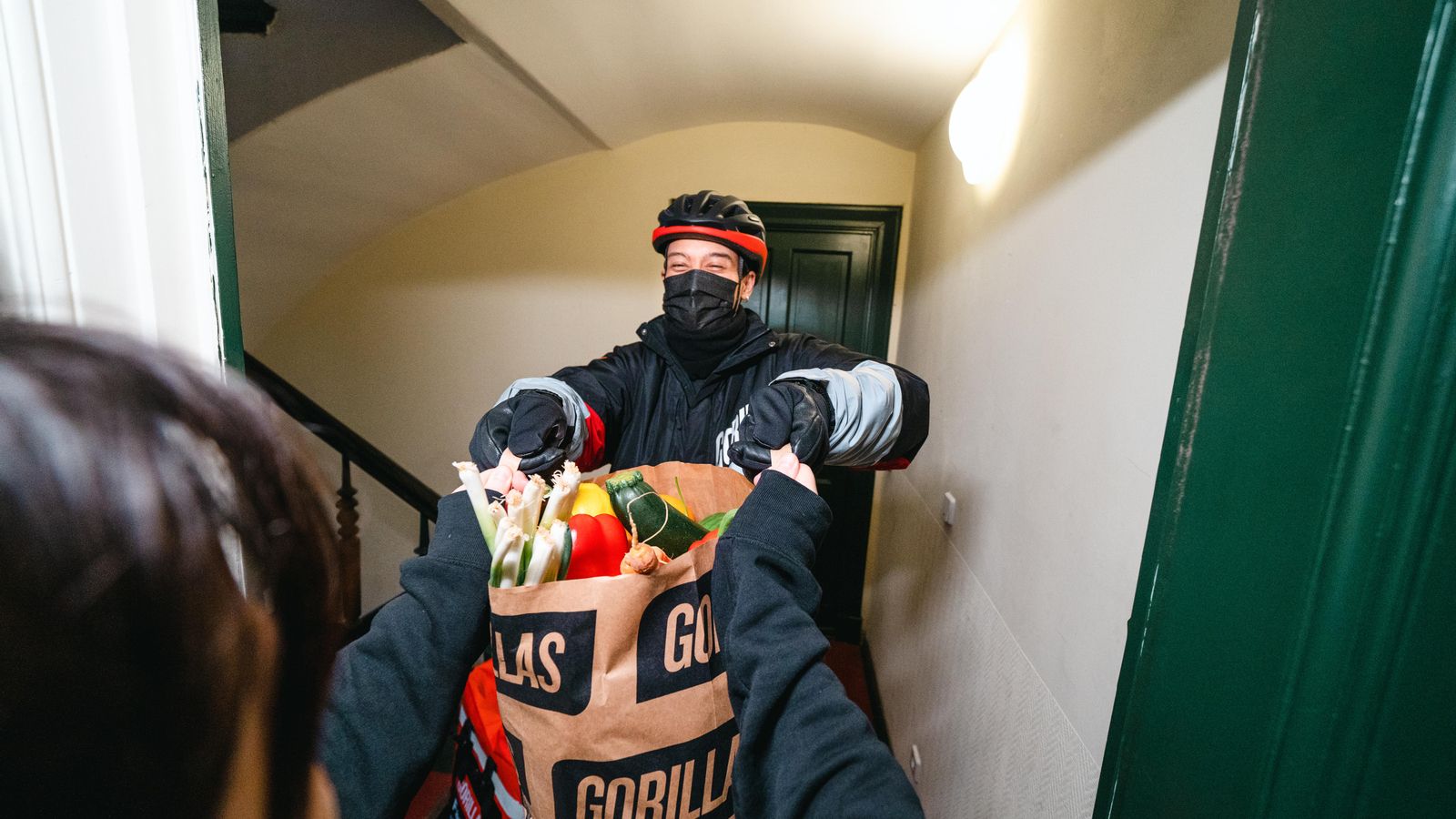 Un treballador de Gorilla entrega compra la compra a una clienta