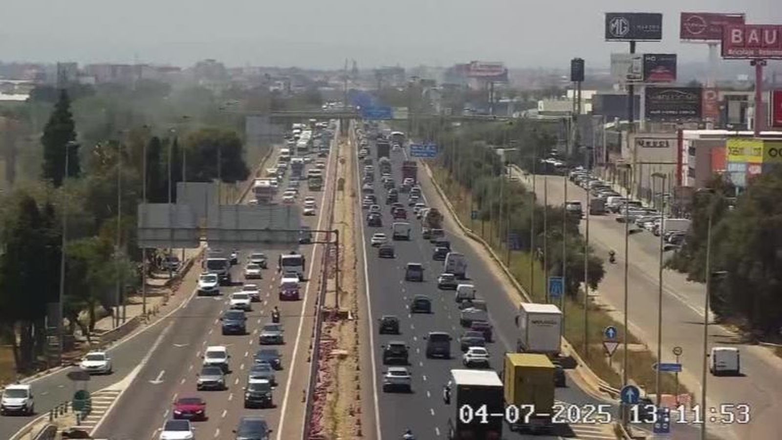 Els sis carrils de la pista de Silla, d'entrada i eixida, amb trànsit dens este divendres a última hora del matí