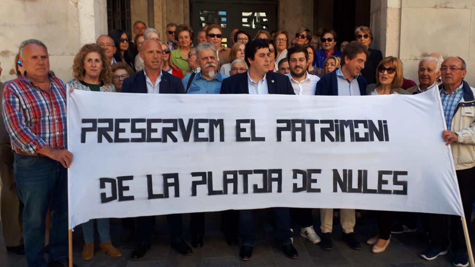 Veïns i tots els representants polítics municipals en bloc reclamen la protecció dels habitatges afectats per la Llei de costes.