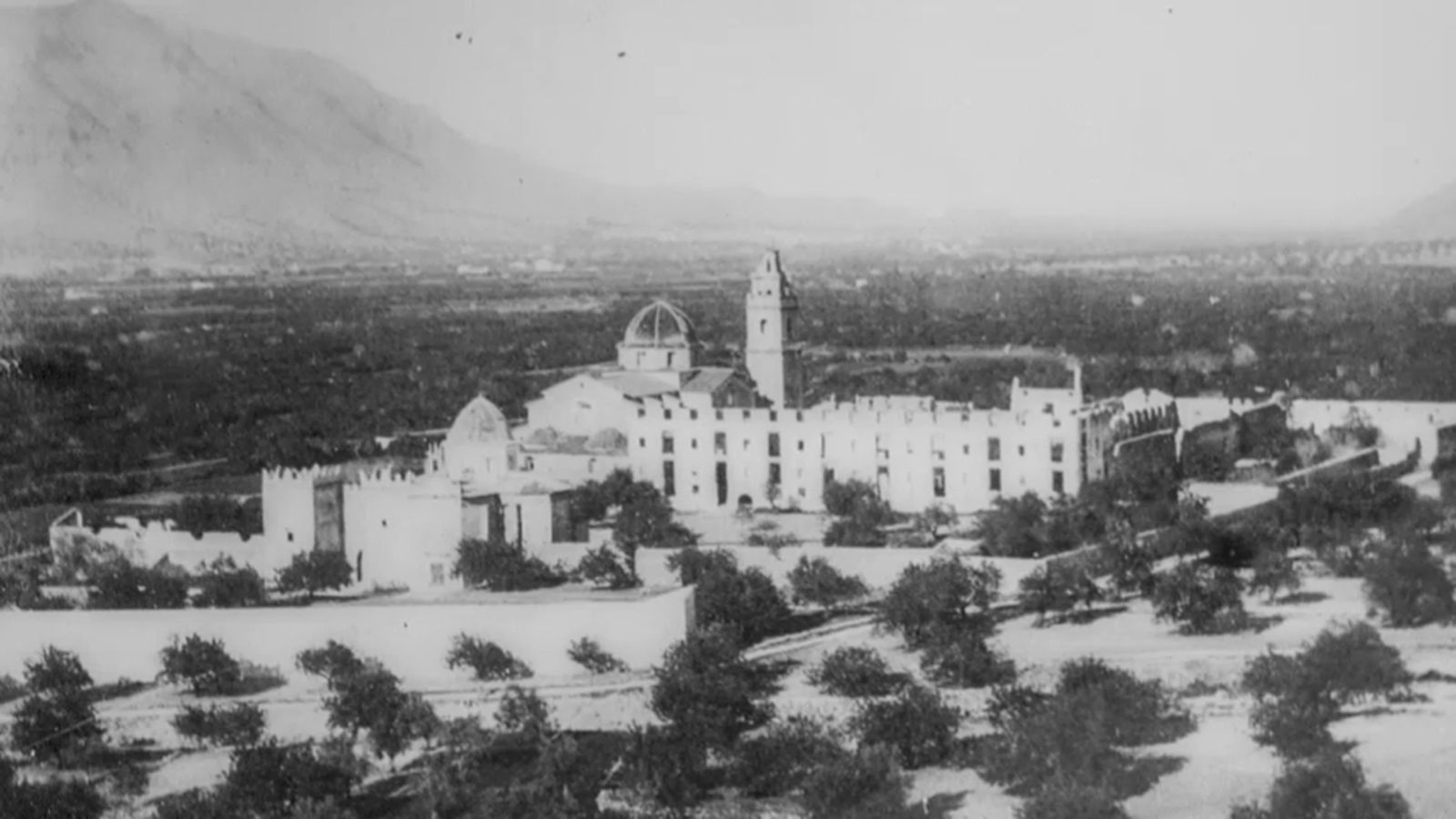 El retorn del claustre de l'abat
