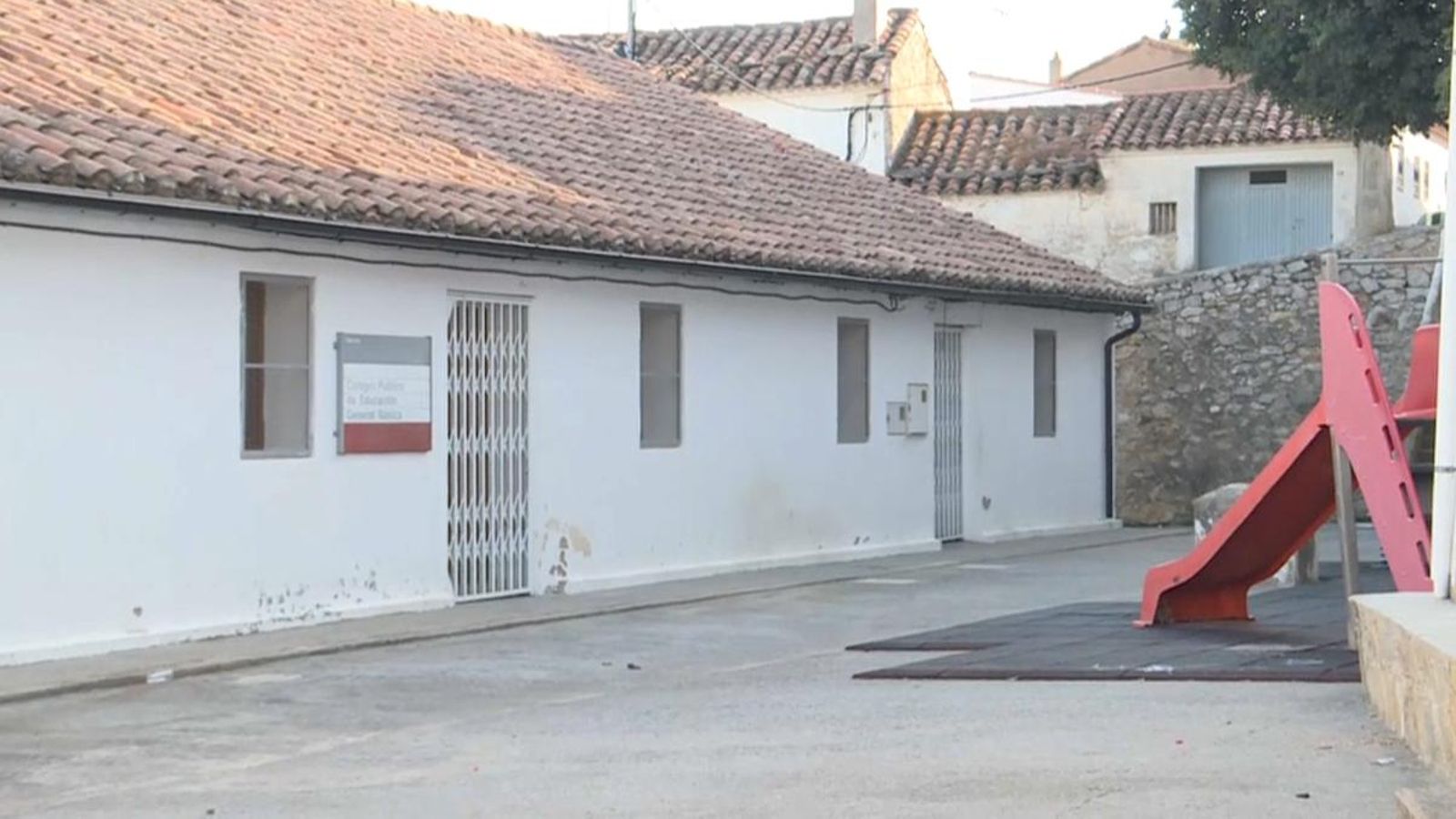 L'escola sana Ana de Sucaina de compta amb una única alumna i un mestre