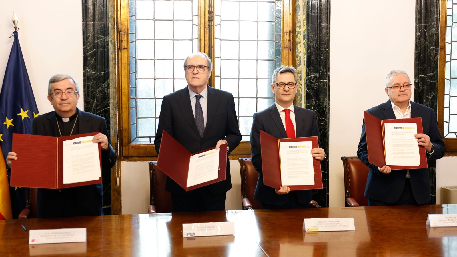 El ministre Félix Bolaños, el president de la Conferència Episcopal Espanyola, Luis Argüello; el president de la Conferència Espanyola de Religiosos, Jesús Díaz Sariego, i el defensor del poble, Ángel Gabilondo, durant la firma de l'acord