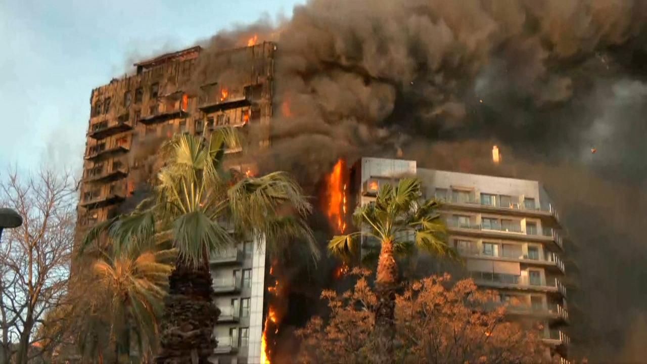 La investigació de l'incendi de Campanar posa el punt de mira en el revestiment de l'edifici