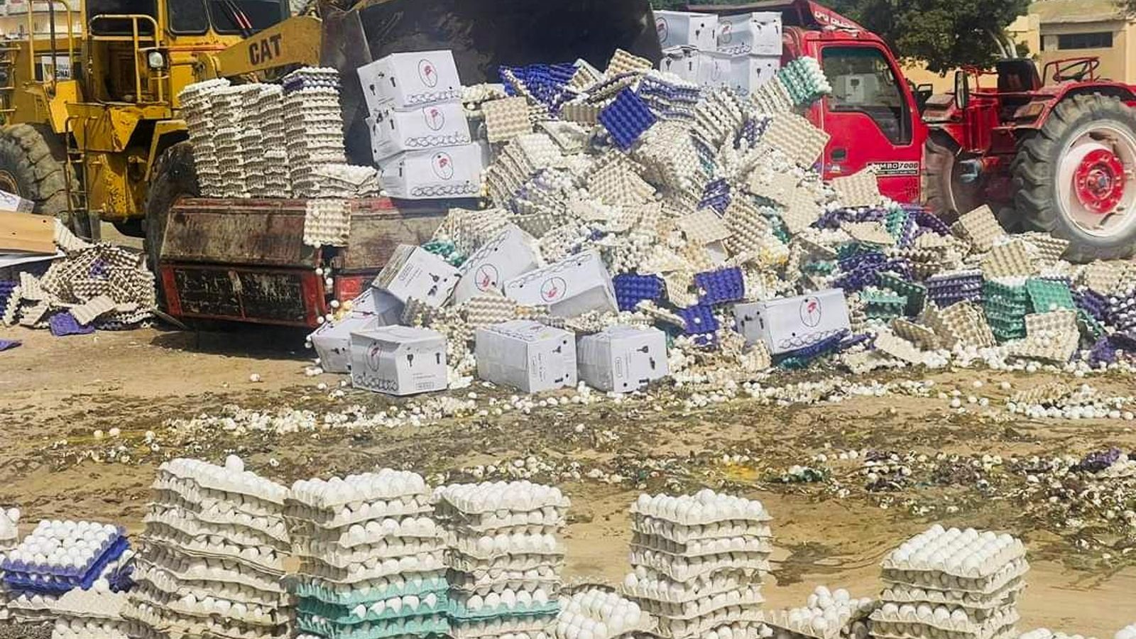 Una excavadora destrueix un carregament d'ajuda humanitària podrit pel bloqueig del pas de Rafah