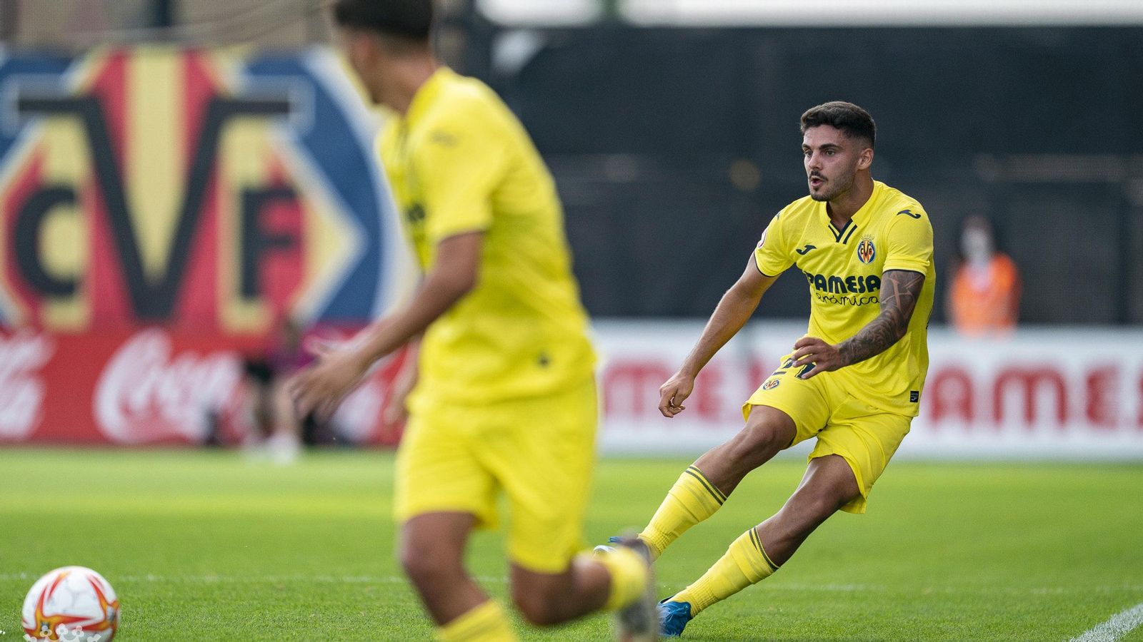 Un jugador del Vila-real colpeja la pilota