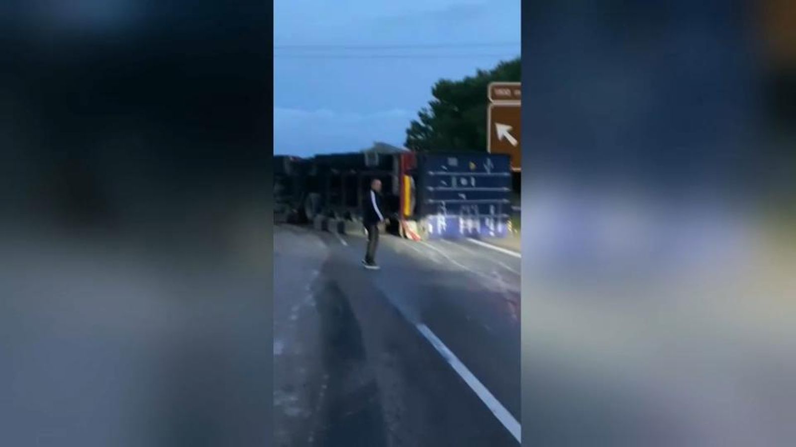 Els dos carrils de l’A-23 a l’altura de Sagunt, en direcció a València, tallats a causa d'un camió bolcat