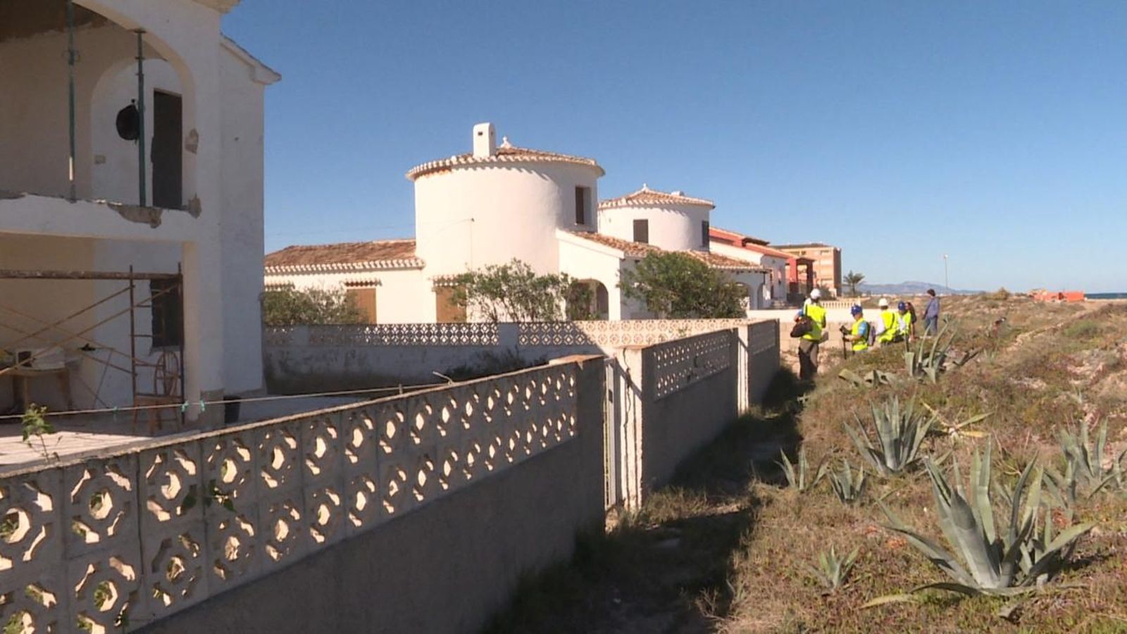 Tècnics del ministeri de Transició Ecològica fixant la nova delimitació de costes