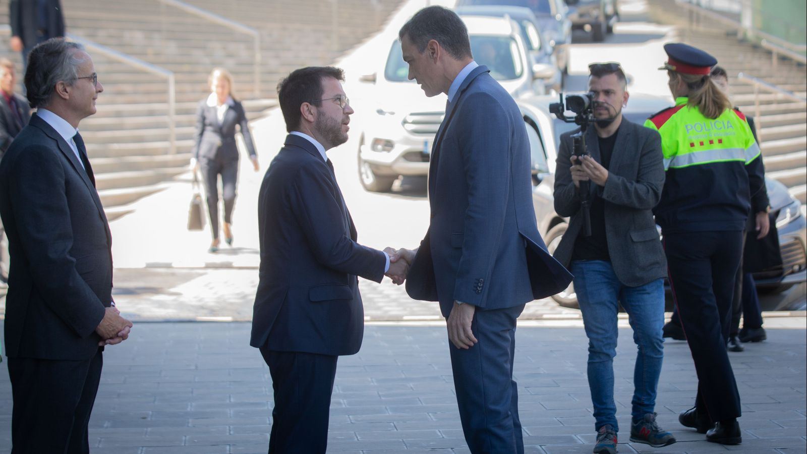 Sanchéz, a la dreta, i Aragonés se saluden a l'arribada de la clausura del Cercle d'Economia, en una imatge del passat mes de maig