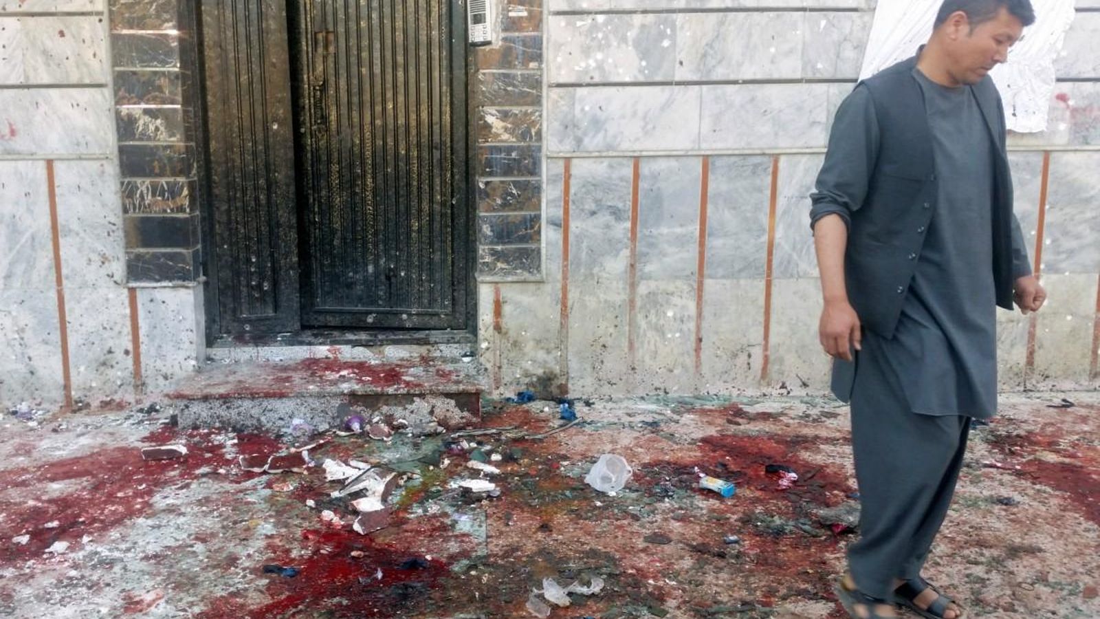 Roba i sandàlies de les víctimes de l'atemptat hui en una oficia electoral de Kabul on han mort 31 persones