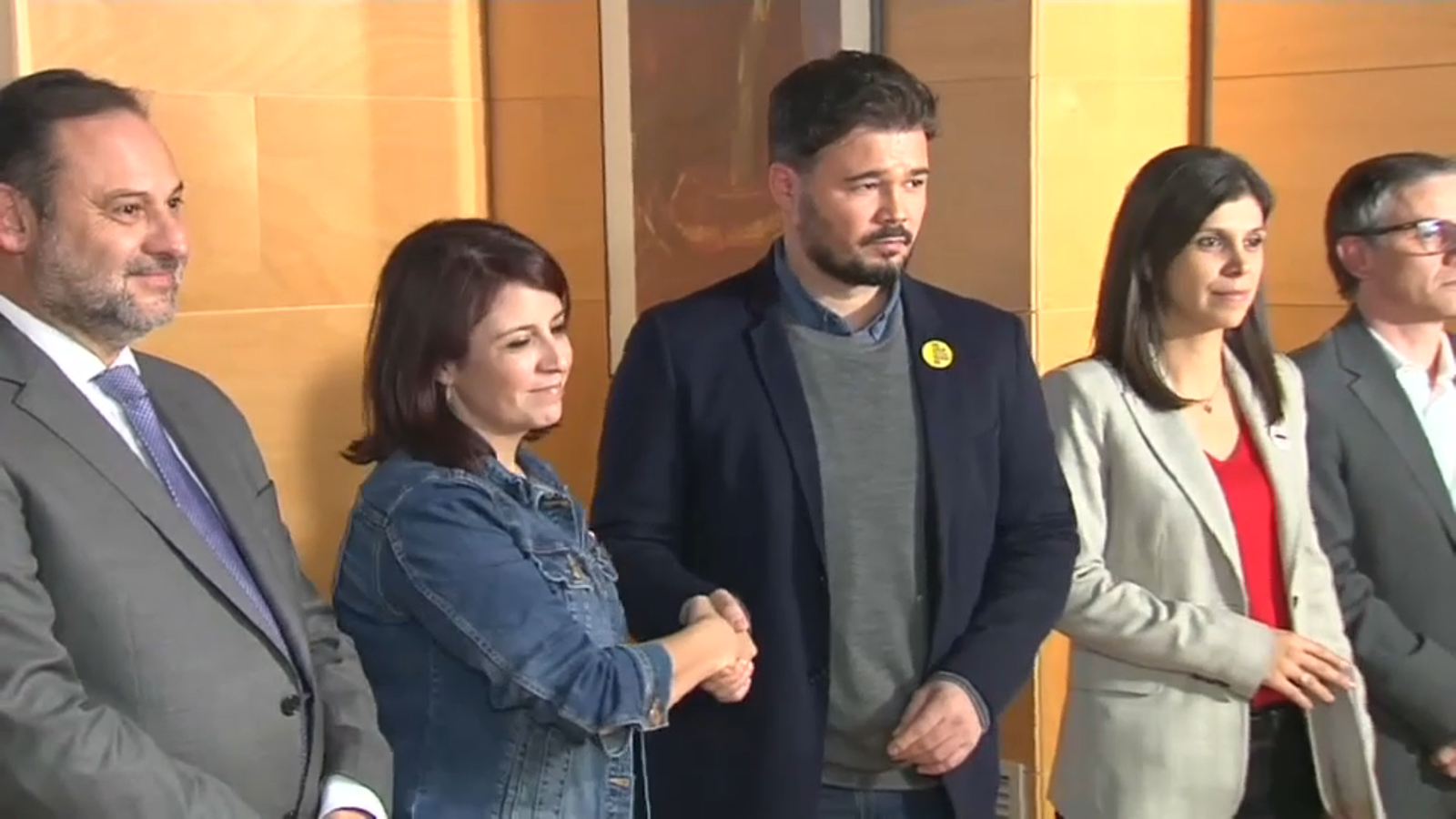 Les delegacions del PSOE, a l'esquerra, i d'ERC, a la dreta, durant una reunió prèvia a la investidura de Pedro Sánchez.