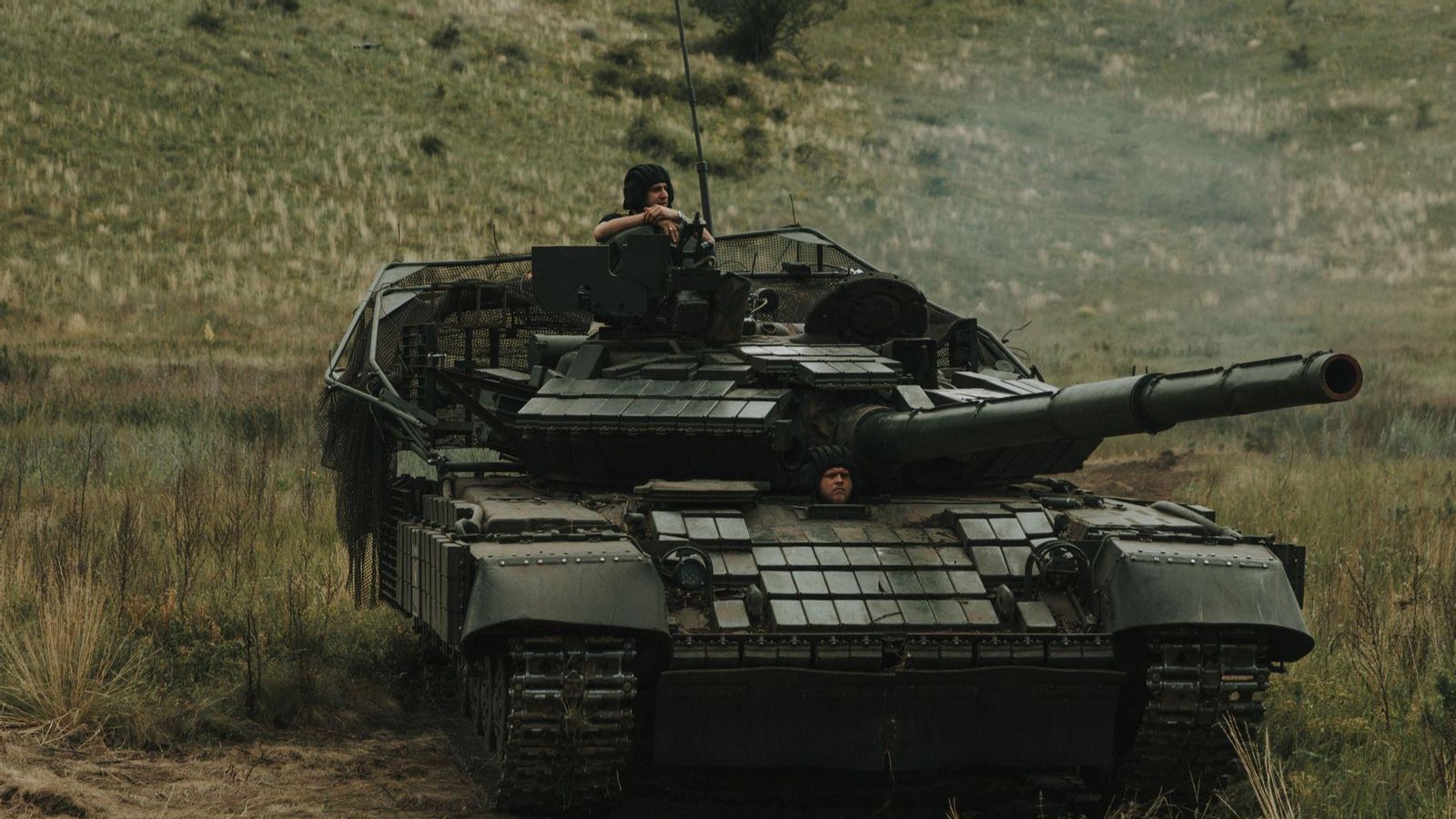 Soldats ucraïnesos en un tanc en el front de guerra