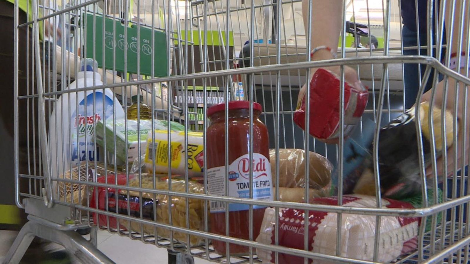 La distribució critica la intenció de limitar els preus dels aliments bàsics